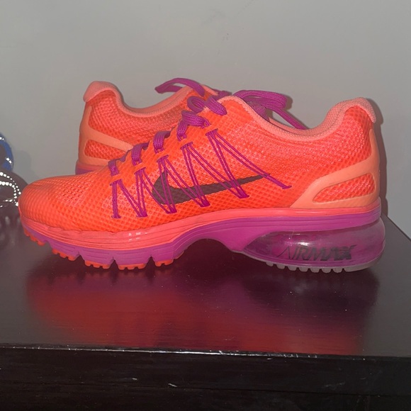 Nike Shoes - Women air max size 6